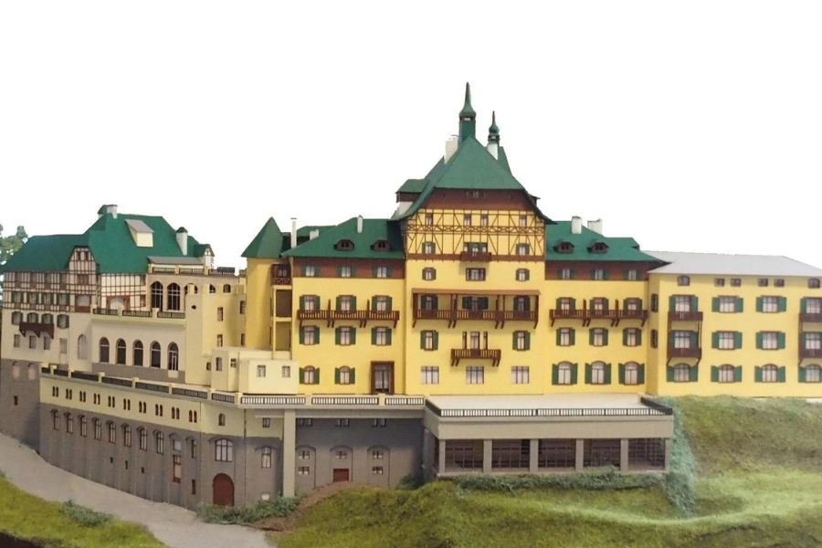Modell des Südbahnhotels in H0